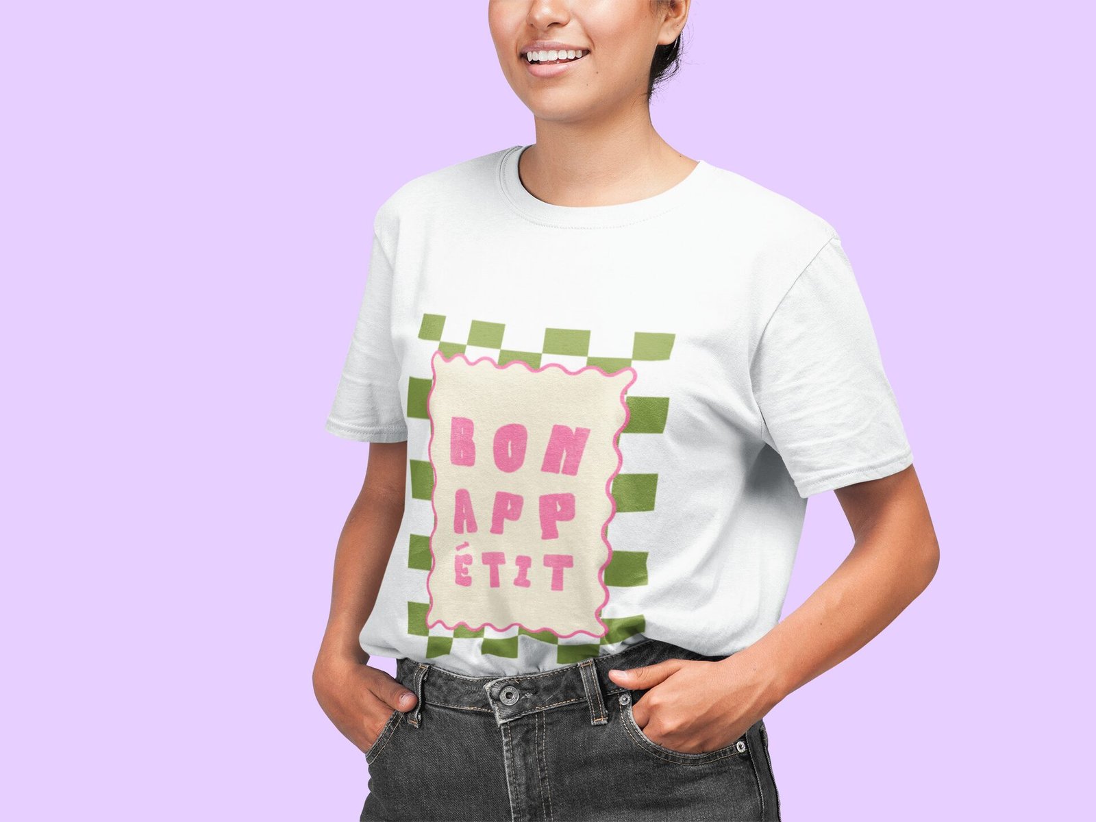 Mujer con playera Bon Appétit de la colección Verano