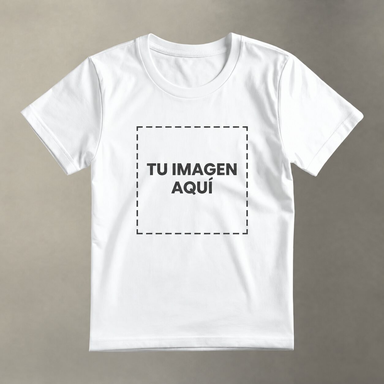 Playera personalizada blanca con imagen centrada — parte frontal