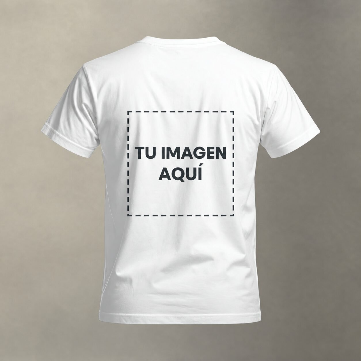 Playera personalizada blanca con imagen centrada — parte trasera