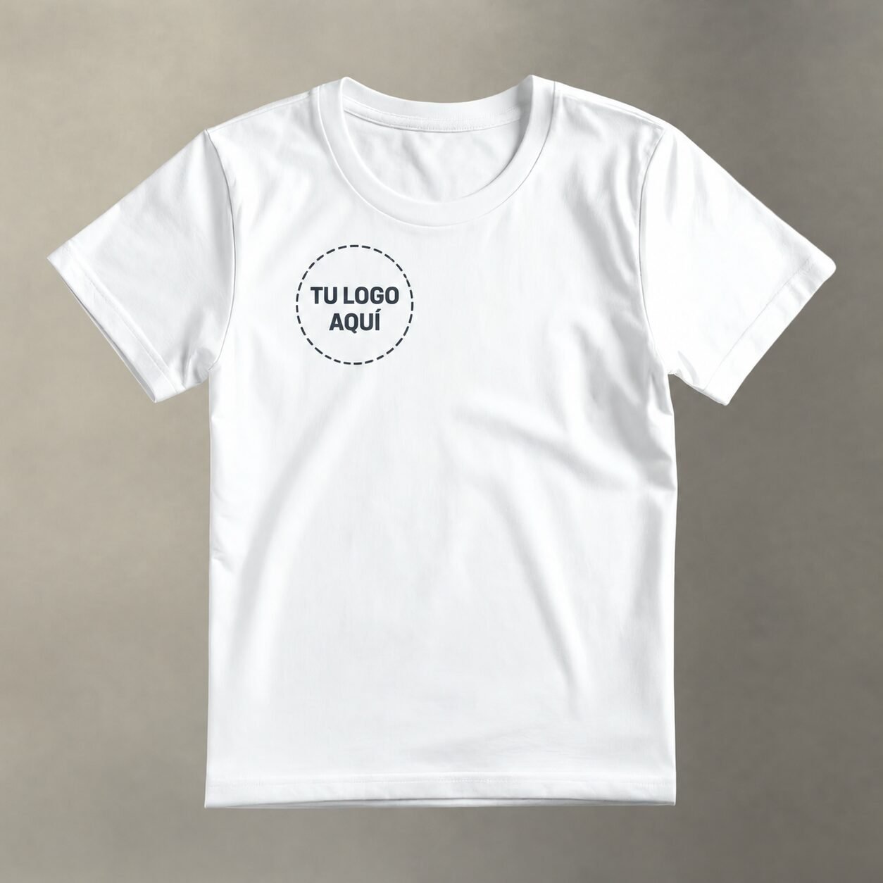 Playera personalizada blanca · logo en pecho derecho