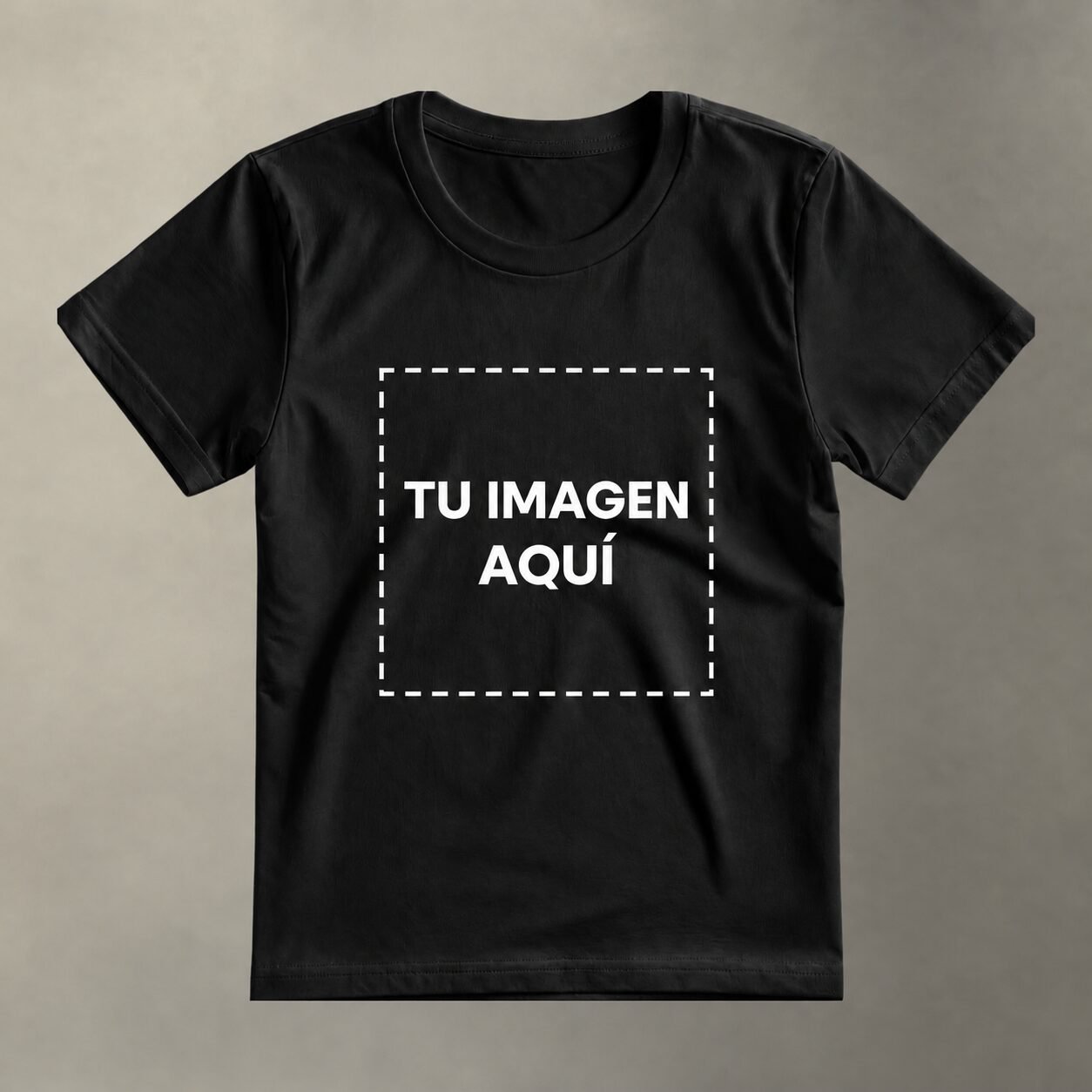 Playera personalizada negra con imagen centrada — parte frontal