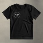 Playera personalizada negra con logotipo en pecho derecho — parte frontal