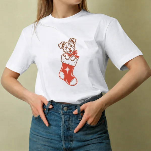 Perrito en Bota Navideña, camiseta blanca, mujer