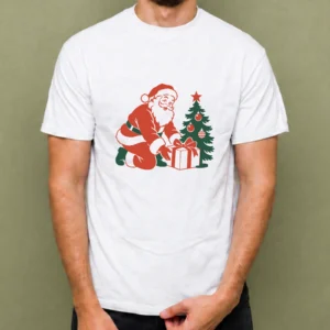 Santa junto al Árbol - hombre Santa junto al Árbol, camiseta blanca, hombre