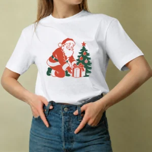 Santa junto al Árbol - mujer Santa junto al Árbol, camiseta blanca, mujer