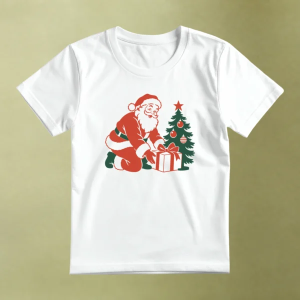 Santa junto al Árbol - principal Santa junto al Árbol, camiseta blanca, principal